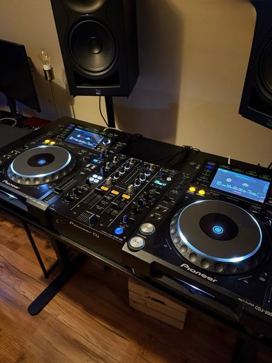 CDJ-2000 Nexus + Hard Cases