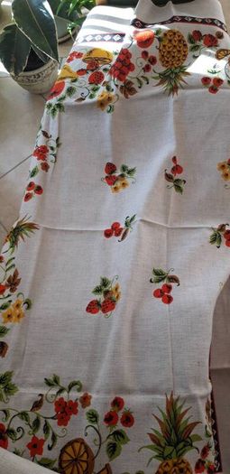 Stunning New Unused Modern Era Fine Linen Hand Printed Tablecloth 52 x 52 inches