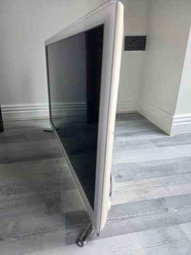 Samsung 32 inch White Smart TV Bedroom/Kitchen