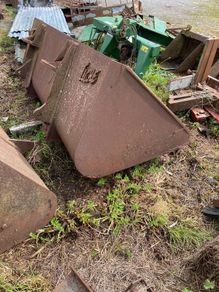 8 ' Tighe loader bucket,pin cone brackets