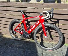 Trek Madone SL6 rim brake in vibrant red (not incl. wheels in pic).