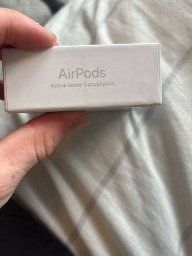 Apple  AirPods 4