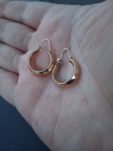 9k Gold hooped Earrings(1.9 grams)