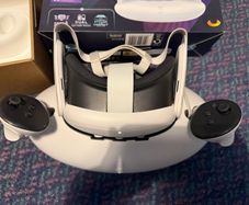 Meta Quest 3 512gb + charging station for headset and controllers