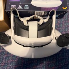 Meta Quest 3 512gb + charging station for headset and controllers