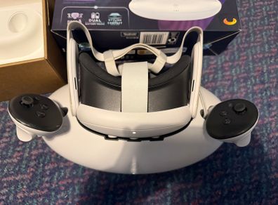 Meta Quest 3 512gb + charging station for headset and controllers
