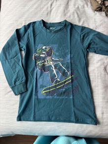 Boys t shirt with long sleeves.