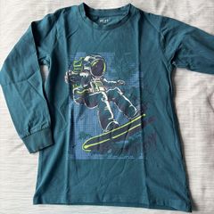 Boys t shirt with long sleeves.
