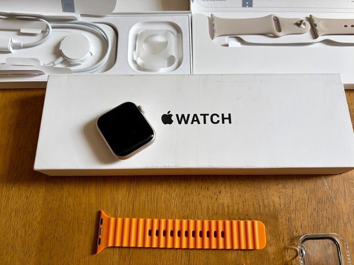 Apple Watch SE 2nd Gen GPS 40mm Starlight Aluminium Case 1 Owner Extras 14pc New Charger Case Strap Band Professional Office Work Lifestyle Fitness Outdoors Elegant Party Event Magnetic Ocean