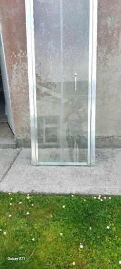 Toilet, hand basin/pedestal and shower door
