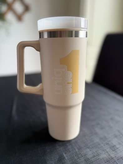 Brand new quencher tumbler flask with reusable straw