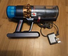 Dyson 5gen main unit and charger