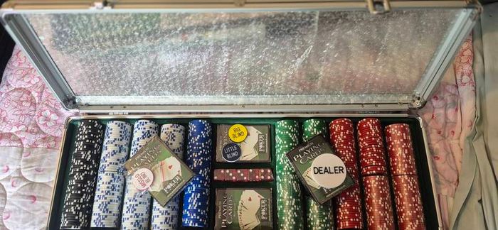 poker table (foldable) with chip set