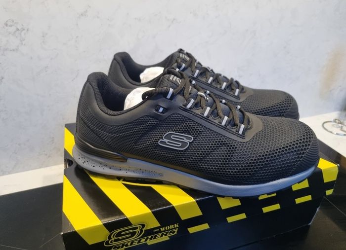 Skechers workwear shoes men UK 10 NEW