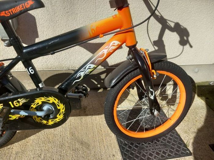 Kids strike bike size 16 inch wheels