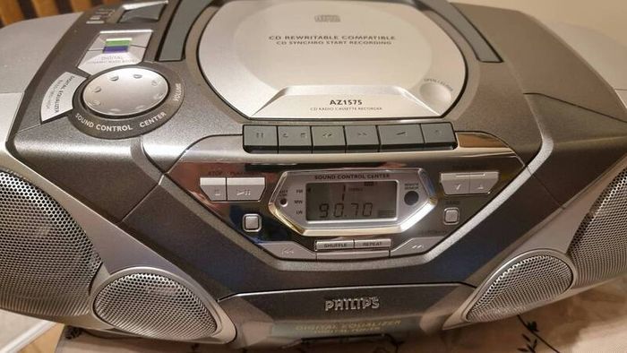 From 2001 Philips AZ 1575 - CD / Radio Cassette Recorder / Manual / Remote control. Working good.