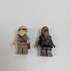 Lego minifigs Rey and Chewie