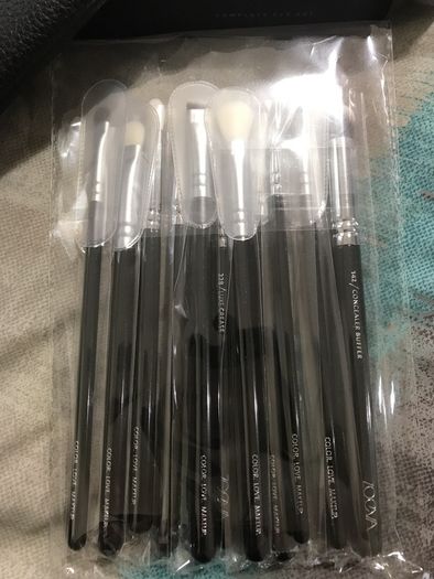 brand new 100% genuine Zoeva complete eye set 12 brushes + clutch