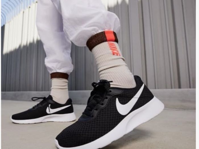 Nike Tanjun Black White. Size 7