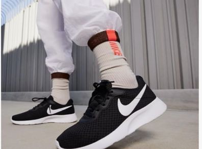 Nike Tanjun Black White. Size 7