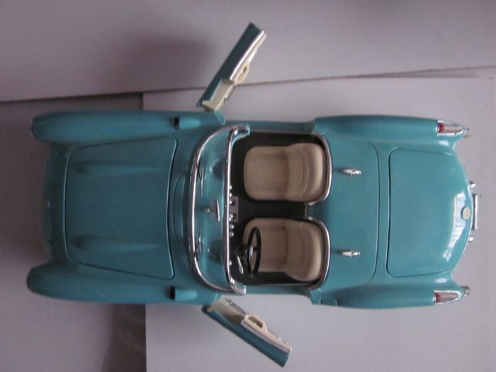 Vintage Burago 1957 Chevolet Corvette Convertible Coupe Baby Blue