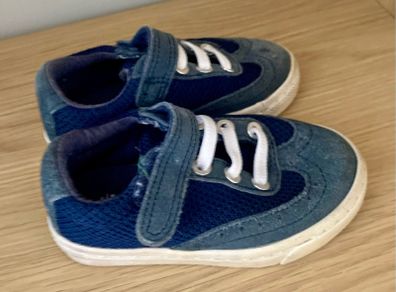 M+S size 6 canvass shoe