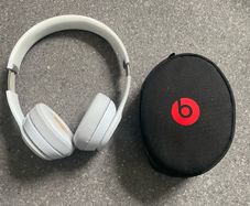 Beats Solo 3 Wireless Headphones by Dr.Dre Model A1796 White