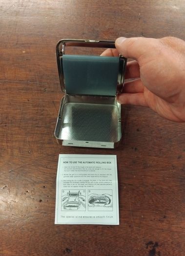 Cigarette rolling box