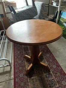Nice Solid  Round Table in VG condition Diameter tabletop 69.5cm // Height 70cm
