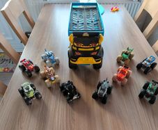 Hot wheels Monster mover with 10 Monster trucks
