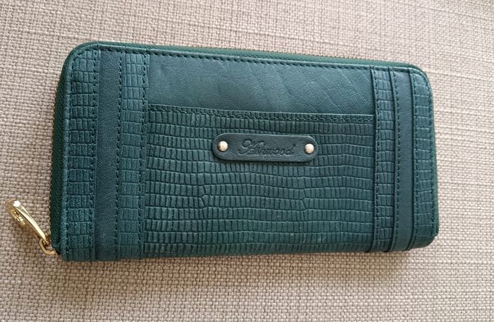 Ashwood Genuine leather purse dark teal sea green colour with gold coloured zipper etc never used in excellent condition with no issues see photos for sizes etc FREE STANDARD POSTAGE INCLUDED