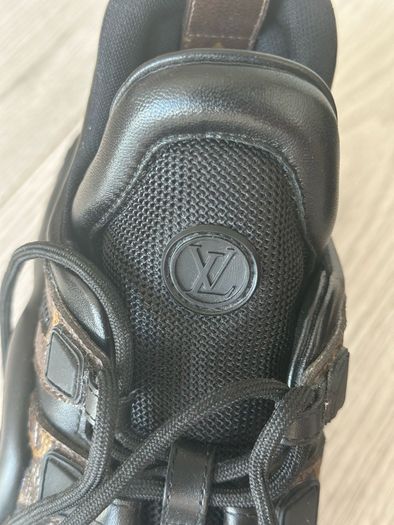 Louis Vuitton sneakers size 39