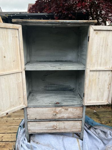 Mini wardrobe