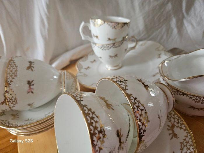 Fine bone China teaset Royal Tara gold white gilded 21 piece set