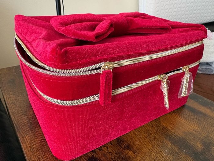 Estee Lauder Red Velvet Bow-Tie Train Case New