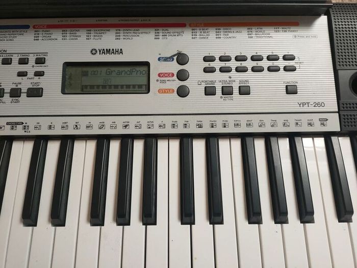 Yamaha YPT-260 Keyboard