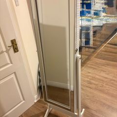 Quilted white mirror jewellery cabinet