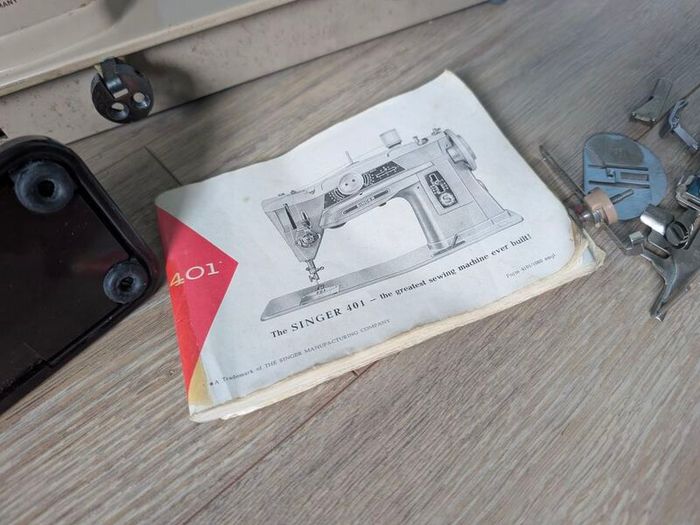 SINGER 401G Vintage Sewing Machine