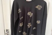 Joanne Hynes black sweatshirt
