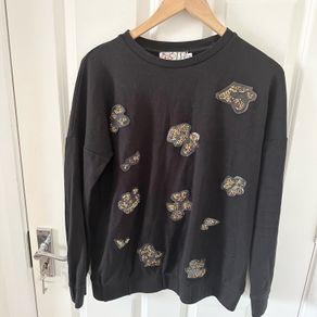 Joanne Hynes black sweatshirt