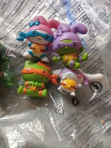 hello kitty/turtle figures