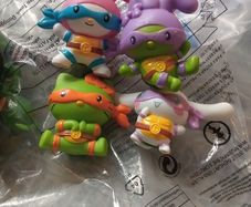 hello kitty/turtle figures