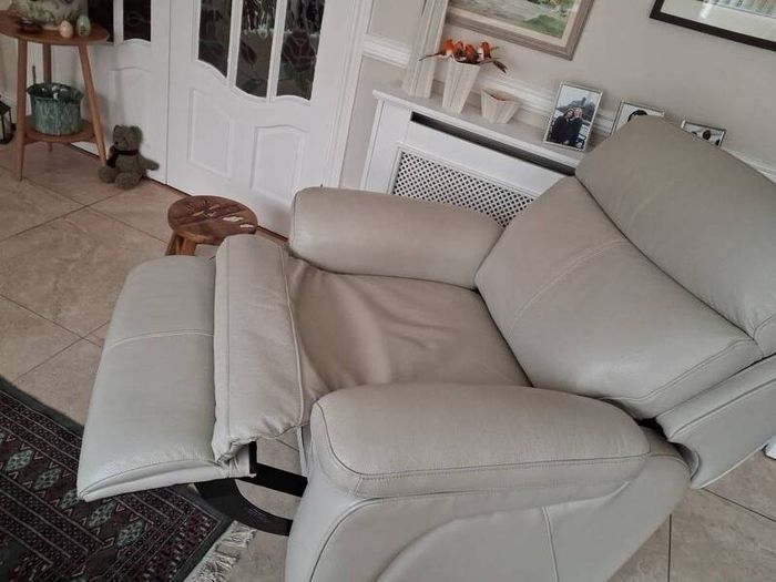Harvey Norman Cream Italian Leather Almost New Recliner