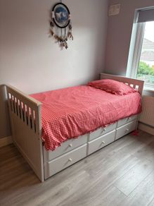 Single bed / pull out / day bed