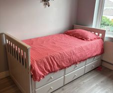 Single bed / pull out / day bed