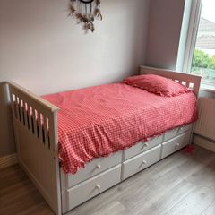 Single bed / pull out / day bed