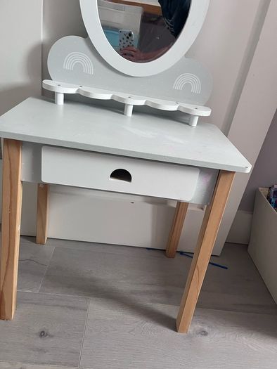 kids make up table and Minnie Mouse Hoover