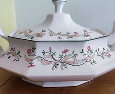 Vegetable Tureen with Lid Johnson Brothers Eternal Beau