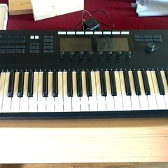 Komplete kontrole 49