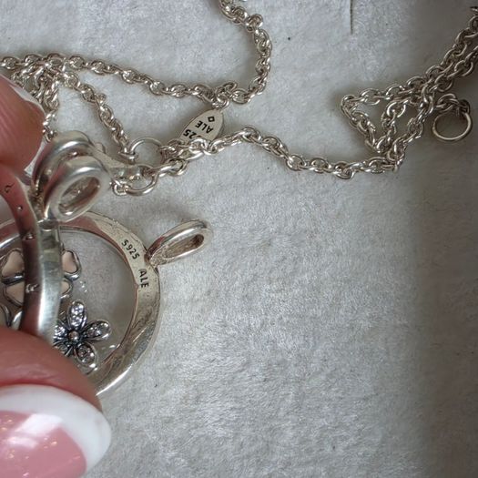 PANDORA floating Memories locket necklace with 3 petite flowers,very good condition